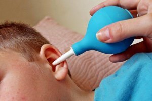 Как правильно промывать ухо от пробки в домашних условиях