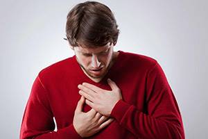 Боль в грудине посередине и кашель сухой, сопутствующие симптомы