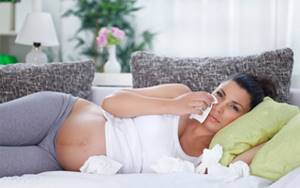 Насморк и ринит при беременности на ранних и поздних сроках 1, 2 и 3 триместр