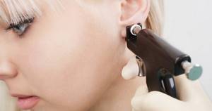 Атерома за ухом на мочке: диагностика, причины, симптомы и лечение