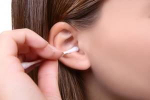 Зуд в ушах причины и лечение, что делать, чем лечить выделения
