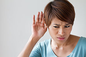 Ухо не слышит, но и не болит: диагностика, причины и осложнения
