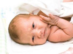 Как убрать сопли у грудничка, новорожденного ребенка