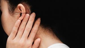 Болит голова за ухом справа причины, диагностика, лечение