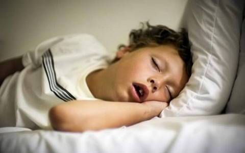 Что делать, если ребенок храпит во сне: причины, лечение
