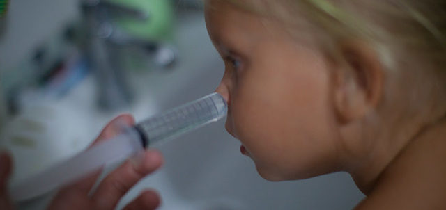 Как промыть нос ребенку правильно в домашних условиях средства при насморке и заложенности