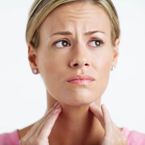 Боль в горле при глотании может быть симптомом ряда заболеваний