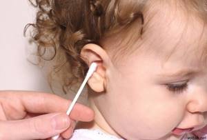 Кровь в ухе при чистке ватной палочкой у ребенка или взрослого - возможные заболевания