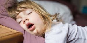 Что делать, если ребенок храпит во сне: причины, лечение