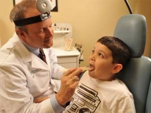 Как Комаровский лечит тонзиллит у детей - хронический и острый, методы известного доктора видео