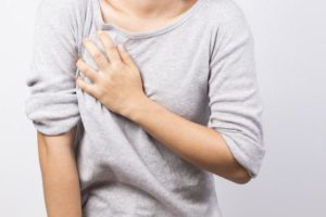 Боль в грудине посередине и кашель сухой, сопутствующие симптомы