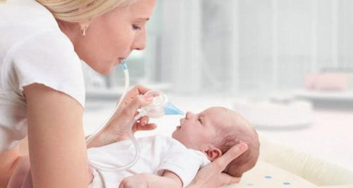 Как убрать сопли у грудничка, новорожденного ребенка