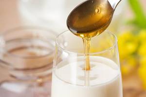 Молоко с медом от кашля: полезные рецепты и советы